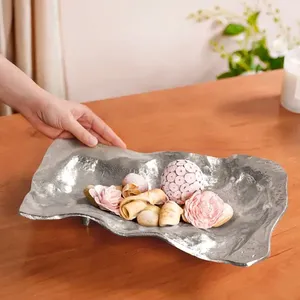 Bol central en aluminium texturé argenté fait main, design abstrait moderne, plateau à fruits pour cadeau de mariage et décoration de table - Product Image 2