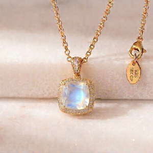 Collar con Colgante de Circonita Cúbica Blanca Arcoíris, Plata de Ley 925, Chapado en Oro de 18K, Joyería Elegante para Mujer a Precio de Mayoreo - Product Image 1