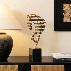 รูปปั้นม้าอะลูมิเนียมงานแฮนด์เมดสไตล์ป๊อปอาร์ตสมัยใหม่ ฐานสีดำ ประดับด้วยงานโลหะสีทอง งานศิลปะรูปสัตว์ สำหรับตกแต่งบ้าน - Product Image 3