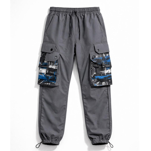 Chándal tecnológico para hombre con diseño utilitario y bolsillos con cremallera para un almacenamiento seguro. - Product Image 5