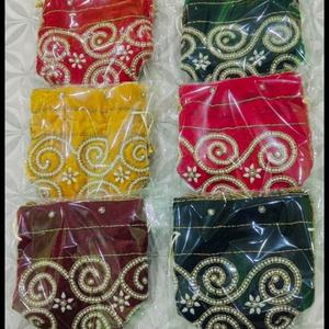 ชุดกระเป๋าปักลายทำมือ 6 ใบ สีสันสดใสสำหรับงานเทศกาล ประดับมุกและดิ้นทอง เหมาะสำหรับเป็นของชำร่วยงานแต่งงาน - Product Image 1