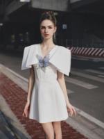 Mini-robe élégante blanche style Reine des Neiges avec cape, fleurs 3D, tissu luxueux et doux, taille naturelle, respirante, pour soirée, du Vietnam
