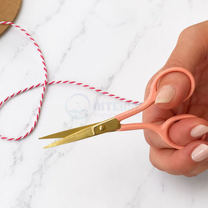 Ciseaux professionnels pour broderie dorée avec manche noir, pointe acérée, ciseaux de précision pour couture et artisanat - Product Image 2