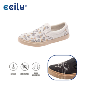 Zapatos de lona sin cordones con absorción de impactos, planos y blancos. - Product Image 1