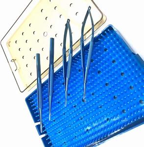 Kit chirurgical ophtalmique en titane 4 pièces, comprenant des ciseaux de microchirurgie, un porte-aiguille, des pinces, avec plateau en acier inoxydable - Product Image 3