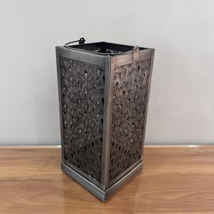 Portavelas de Metal Vintage Hecho a Mano, Diseño Artesanal V522, con Asa Decorativa de Hierro, Tamaño 5.25X5.25X11.5, para Hogar y Jardín - Product Image 1