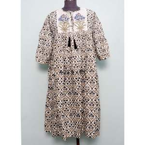 Robe midi trapèze florale élégante faite main vintage pour événement formel, col en V, pompons, 100 % coton, écologique, glamour, style côtier - Product Image 1