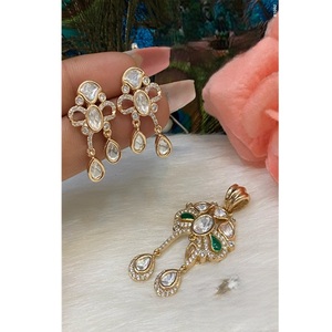 Ensemble de pendentifs élégants et tendance, finition or et blanc, avec boucles d'oreilles ornées de pierres AD, idéal pour les mariages et les soirées, pour femmes. - Product Image 1