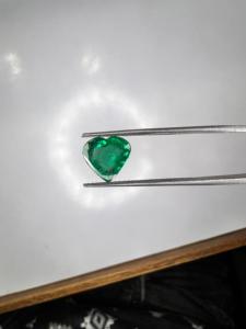 Jai Narayan Gems Émeraude naturelle 100% zambienne taille cœur 1,97 ct verte 8,75x9,20 mm taille personnalisée pierre précieuse en vrac pour bagues de bijoux d'amour - Product Image 4