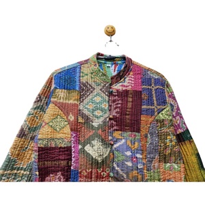 Veste réversible en patchwork de soie vintage tendance faite à la main, col en V, matelassée Kantha, pour femmes, en coton respirant et écologique - Product Image 4
