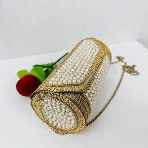 Bolso de mano con eslinga de noche dorada de gama alta, artesanías modernas de Metal pulido con patrón texturizado intrincado y base metálica dorada - Product Image 1