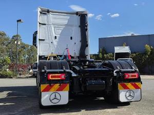 Camión Tractor Diésel 6x4 con Volante a la Izquierda para Logística y Transporte de Carga Internacional - Product Image 4