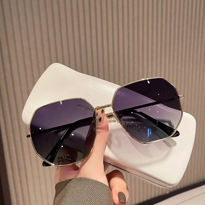 Customized High End <b>Sunglasses</b> Fashionable High Aesthetic Value Uv Resistant Metal <b>Sunglasses</b> for Women - Product Image 3