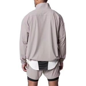 Ensemble veste et short coupe-vent de couleur gris clair avec logos personnalisés Vente en gros de survêtement simple d'entraînement personnalisé 2026 - Product Image 3