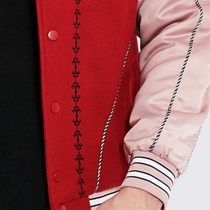 Veste universitaire rouge pour homme avec manches roses, patchwork brodé, style baseball décontracté, col rabattu, design à simple boutonnage - Product Image 6