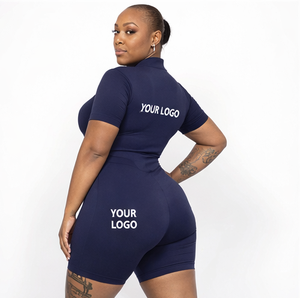 Ensemble deux pièces de sport avec logo personnalisé, comprenant un crop top et un short cycliste à col zippé, pour le yoga, la gym et le fitness, disponible en grandes tailles. - Product Image 2