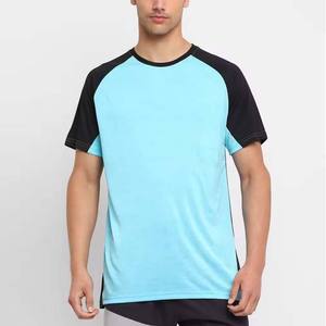 Camiseta de Cuello Redondo para Hombre, Color Azul Claro y Negro, Corte Regular, Color Sólido, Informal, Tejida, de Secado Rápido, 100% Poliéster - Product Image 1