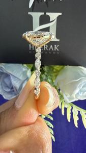 Bague de fiançailles solitaire pavée avec diamant de laboratoire de taille ovale certifié IGI - Product Image 4
