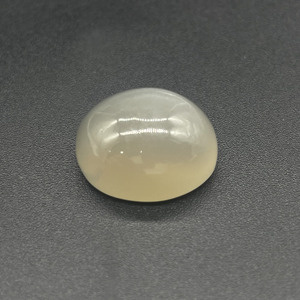 มูนสโตนสีเทาธรรมชาติทรงรีแบบคาโบชอง โดย HAYAAT GEMS (ราชสถาน) สำหรับทำเครื่องประดับ (17.6x14.2x10 มม. 18.35 กะรัต) - Product Image 6