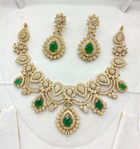 Parure de collier ras-du-cou victorien plaqué or avec pierres vert émeraude et boucles d'oreilles chaîne à maillons effet diamant pour mariage nuptial sud-indien - Product Image 1