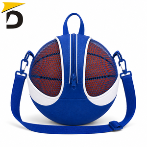Bolsa de malla ligera para baloncesto diseñada con malla transpirable y cierre seguro para una fácil organización del equipo de entrenamiento - Product Image 3