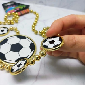 Collar de cuentas de fútbol americano - Diseño de Touchdown estilo Score - Colgante dorado vibrante para días de partido y fiestas - ¡Anima a tu equipo favorito! - Product Image 2