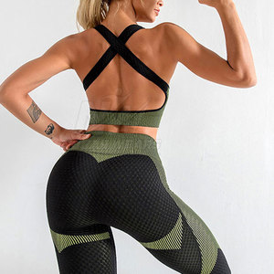 Ensemble de yoga de haute qualité avec tissu doux et design respirant pour l'entraînement et le sport, offrant une coupe flexible et une utilisation durable. - Product Image 6