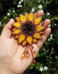 Broche Bordado con Cuentas de Estilo Boutique MD HANDICRAFTS para el Armario de Mujeres Modernas, Hecho a Mano en Uttar Pradesh para Bodas - Product Image 1