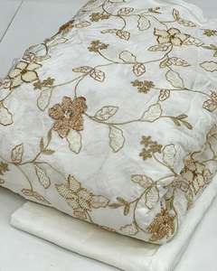 Tissu en soie brodé de perles très demandé pour foulards, châles et étoles de luxe, et pour la mode de créateurs, disponible à la vente - Product Image 3