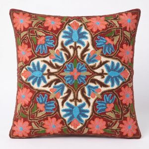 Funda de Cojín Cuadrada Bordada con Diseño Floral en Color Granate, Azul y Naranja, Estilo Bohemio para Decoración del Hogar - Product Image 1