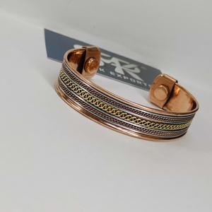 Bracelet ouvert traditionnel en cuivre magnétique multicouche, léger, artisanal, réglable, avec motif chaîne - Product Image 1