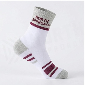 Chaussettes basses blanches à rayures bordeaux en coton respirant pour adultes – Idéales pour le basketball en été - Product Image 3