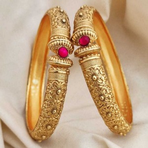 Par de Brazaletes Bañados en Oro con Diseño Floral Geométrico de Filigrana Real para Mujer, Joyería Tradicional Elegante de Alto Brillo - Product Image 3