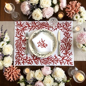 Ensemble de sets de table et de serviettes brodés Corail Côtier, de luxe, lavables, pour une décoration marine élégante, idéal pour hôtels, mariages et réceptions - Product Image 1