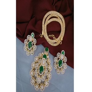 Elegante conjunto de collar con colgante de latón con acabado dorado y aretes con circonitas, estilo moderno hindú, ideal para bodas, para mujeres. - Product Image 1