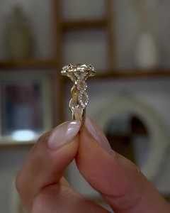 Anillo de compromiso de oro macizo de 14K y 18K con diamante de corte ovalado de 3.70 quilates, halo oculto, solitario, cultivado en laboratorio, joyería nupcial moderna para mujer, venta al por mayor - Product Image 3