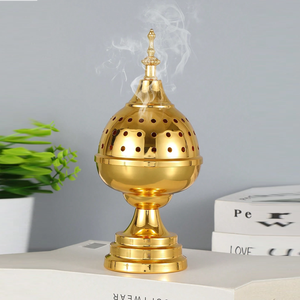 Magnifique brûleur d'encens en argent et bois avec un dessus bombé ventilé, une section centrale en bois et un finitionnel décoratif parfait. - Product Image 2