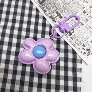 Adorable Flower Keychain made Resin and Alloy Bag <b>Charm</b> and <b>Keyring</b>, Perfect for Gifts. A charming accessory for everyday use - Product Image 3