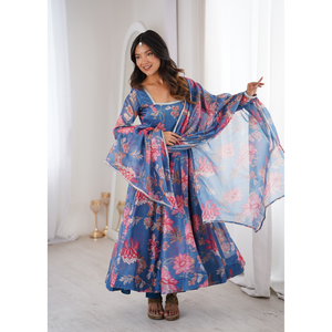 Robe Kali en organza floral de haute couture avec silhouette circulaire soutenue par un tissu, pantalon coordonné et dupatta en dentelle pour femme - Product Image 4