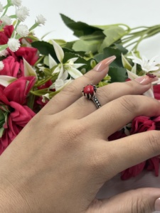 Anillo de cóctel vintage de coral rojo para mujer, de aleación, chapado en plata antigua, con forma de flor, joyería llamativa para fiestas y uso diario. - Product Image 3