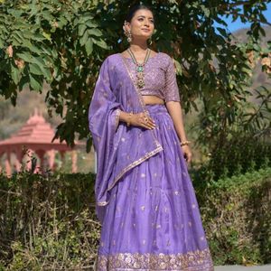 Vestido de fiesta para mujer con lentejuelas bordadas en morado y dorado, estilo Lehenga con bordado de hilo, traje de boda indio de Royal Export. - Product Image 2