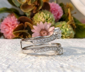 Anillo de Oro Blanco Sólido de 14K con Moissanita de Corte Redondo, Anillo de Boda Doble Curvo con Protección Envolvente para Mujer, Joyería Fina Personalizada - Product Image 4