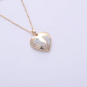 Collier pendentif en forme de pieds de bébé avec cœur, incrustation de cristaux, cadeau pour maman, bijoux en or jaune/blanc/rose 9 carats - Product Image 1