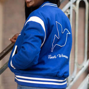 แจ็คเก็ตวาร์ซิตี้ผู้หญิงแบบมีรูระบายอากาศ แฟชั่นขายส่ง แจ็คเก็ตเลตเตอร์แมนผู้หญิง แจ็คเก็ตวาร์ซิตี้หนังแท้คุณภาพพรีเมียม - Product Image 2