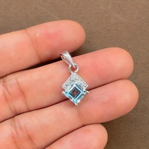 Rhaya Jewels - Colgante geométrico de plata 925 con topacio azul chapado en rodio, corte princesa, engaste de garra minimalista, solitario clásico - Product Image 5
