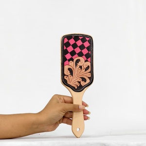 Cepillo de pelo de madera con incrustaciones de cuero a cuadros rosa y negro y mango con diseño floral. - Product Image 1