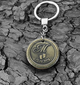 Porte-clés moderne avec pendentif petit cadeau personnalisé peint en laiton de dessin animé fait à la main poids léger gaufrage impression pour événements - Product Image 3