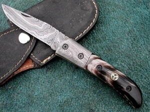 Cuchillo Plegable de Acero de Damasco de Grado Industrial Hecho a Mano con Mango de Cuerno de Búfalo y Funda de Cuero para Acampar al Aire Libre - Product Image 5