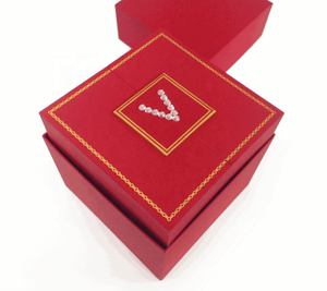 Caja de Regalo de Invitación Plegable Roja de Lujo, Tapa con Inicial de Cristal, Tarjeta con Detalles en Dorado, Compartimento Forrado de Satén, Carpeta con Bolsillo para RSVP - Product Image 1