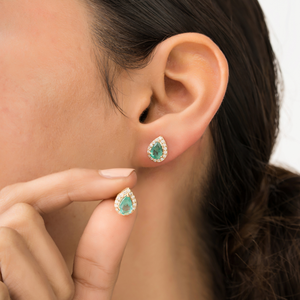 ต่างหูเพชรและมรกตทรงลูกแพร์ประดับเพชรแบบกลุ่ม ดีไซน์เรียบหรูสำหรับใส่ทุกวัน ทองคำขาว 18K - Product Image 2